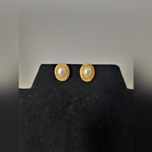 Vintage Richelieu gold rope faux pearl clip on designer earrings - Picture 1 of 4